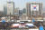일 오전 서울 광화문에서 제100주년 3.1절 기념식이 열리고 있다. 광장 주변 빌딩에 대형 태극기가 내걸렸다. [연합뉴스]