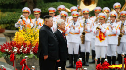 [서소문사진관]김정은 베트남 첫 공개 행보, 의장사열하고 정상회담