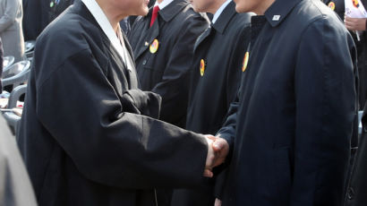 3·1절 기념식서 만난 문 대통령과 황교안 대표