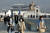 연휴 이틀째 미세먼지가 기승을 부린 2일 오전 서울 광화문 광장에서 마스크를 쓴 관광객들이 걸어가고 있다. [뉴스1]