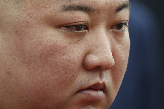 북한 김정은 국무위원장이 2일 베트남 하노이 호찌민묘를 참배하고 있다. 핵담판 결렬의 충격탓인지 여전히 눈의 초점이 흐려있다. [사진 연합뉴스]