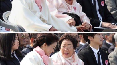 이용수 할머니, 3·1절 기념식서 만난 김정숙 여사에 가락지 선물