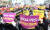 한국유치원총연합회(한유총) 관계자들이 지난달 25일 오후 서울 국회 앞에서 &#39;유치원 3법과 정부의 유아교육법 시행령 개정안 반대 총궐기대회를 열고 손팻말을 흔들고 있다. 변선구 기자