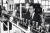박용곤 두산그룹 명예회장이 1968년 6월 한양식품 독산동 공장에서 코카콜라 국내 첫 생산라인을 둘러보고 있다.[사진 두산그룹]
