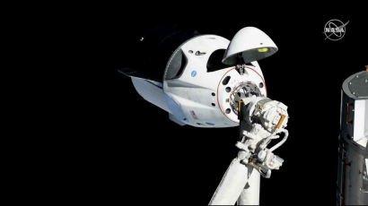 [서소문사진관]스페이스X 유인 우주선, 27시간 날아가 ISS 도킹 성공