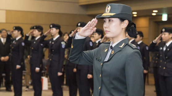 이화여대 학군단, 장교 첫 배출…30명 전원 임관