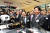 올 1월 유영민(오른쪽 둘째) 과학기술정보통신부 장관이 서울 마곡동 LG사이언스파크에서 열린 &#39;5G 현장방문 및 상생간담회&#39;에서 스마트드론을 살펴보고 있다. [연합뉴스]