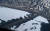 이따금 추운 날 전철을 타고 한강철교를 지나다보면 강물이 두껍에 얼어 흰 시루떡처럼 보인다. 사진은 한강 결빙구간에 눈이 하얗게 쌓여 있는 모습. 청와대사진기자단