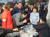 황교안 자유한국당 대표가 5일 서울 중구 남대문시장에서 김밥을 먹고 있다. 임성빈 기자