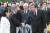 새누리당 김무성대표(오른쪽)와 새정연 문재인 대표가 23일 경남 김해 봉하마을에서 열린 &#39;노무현 전 대통령 6주기 추모식&#39;에 참석해 악수를 하고 있다.