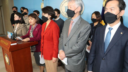 검은 마스크 쓴 한국당 의원들 “文정부 대책, 비바람만 기다려”