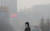 최악의 미세먼지가 이어진 5일 오후 서울 중구 서울광장 일대에서 마스크를 쓴 시민이 길을 걷고 있다. . 2019.3.5/뉴스1