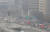 수도권 지역에 미세먼지 비상저감조치가 엿새째 이어지고 있는 6일 오후 서울 종로구 광화문광장 주변에 미세먼지가 가득하다.［연합뉴스］