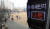 수도권 미세먼지 비상저감조치가 6일째 시행되고 있는 6일 오전 서울 영등포구 여의도초등학교에 설치된 미세먼지 신호등에 &#39;나쁨&#39; 수준이 표시되고 있다.[뉴스1]