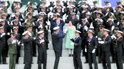 [사진] 문 대통령, 해군사관학교 졸업식 참석