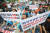 지난해 8월 서울 광화문광장에서 열린 소상공인 생존권 운동연대 주최 ‘최저임금 제도개선 촉구 국민대회’에서 참가자들이 최저임금 인상 철회를 주장하며 손피켓을 들고 있다. [중앙포토]