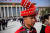 붉은 모자를 쓰고 인민대회당을 떠나는 소수민족 대표.[AFP=연합뉴스]
