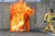  6일 대전119시민체험센터에서 식용유 화재 시연이 실시됐다. 소방관이 불이 붙은 식용유에 물을 붓자 오히려 화염이 치솟고 있다. 프리랜서 김성태