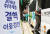 서울 송파구가 대한결핵협회와 지난해 6월 경로당 앞에서 취약 계층 결핵 이동 검진을 시행하고 있다. 연합뉴스