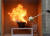6일 대전 119시민체험센터에서 식용유 화재 시연이 실시했다. 소방관이 불이 붙은 식용유에 물을 붓자 오히려 화염이 치솟고 있다. 프리랜서 김성태