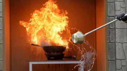 [서소문사진관]식용유 화재에 절대 물 부으면 안되는 이유