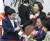 나경원 자유한국당 원내대표(오른쪽)가 8일 오전 국회에서 열린 원내대책회의에 참석하며 &#39;세계 여성의날&#39;을 기념해 임이자 의원에게 장미꽃을 주고 있다. 임현동 기자