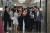 나경원 원내대표 등 자유한국당 의원들이 8일 국회에서 열린 원내대책회의에 장미꽃을 들고 참석하고 있다. 임현동 기자