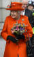 7일 런던 박물관을 방문한 엘리자베스 2세 여왕이 한 소녀가 건네준 꽃을 선물받고 차량으로 이동하고 있다.[AFP=연합뉴스]