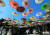 8일 전북 전주시 한옥마을 공예품전시관에서 관광객들이 파란 하늘과 알록달록한 우산 아래에서 봄날씨를 즐기고 있다. [뉴스1]