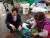 6일 부산 다대포 어시장을 찾은 조경태 자유한국당 최고위원에게 한 상인이 성게알을 먹여주고 있다. 이날 만난 상인들은 조 의원을 &#34;정이 들 대로 든 사람&#34;이라고 표현했다. 성지원 기자
