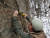 국립공원공단 직원이 낙석 위험이 있는 바위 틈에서 균열 진행상황을 점검하고 있다. [사진 국립공원공단]