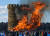 러시아 칼루가 지역의 니콜라 레니베츠 마을에서 9일(현지시간) 주민들이 겨울의 싱징물을 태우고 있다. [AFP=연합뉴스] 
