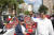 베네수엘라 마두로 대통령이 9일(현지시간) 수도 카라카스 대통령 궁 밖에서 부인과 함께 나와 지지자들에게 연설하고 이다. [AFP=연합뉴스] 