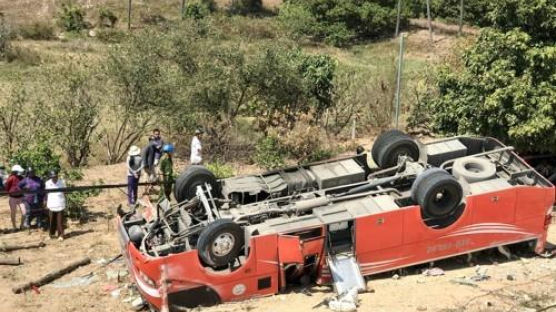 베트남서 30인승 버스 전복사고…한국인 관광객 7명 부상
