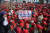 베네수엘라 니콜라스 마두로 대통령 지지자들이 9일(현지시간) 카라카스 대통령 궁 밖에 모여 마두로 대통령의 연설을 듣고 있다. [AFP=연합뉴스]