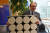 쟝쟈크 테론 코닝 유럽 기술연구소 박사가 직접 개발한 &#39;벌집 모양의 세라믹 미세먼지 필터&#39;를 들고 있다.