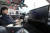 11일 서울 성동구 한양대학교에서 열린 한양대-LG유플러스 5G 자율주행차 공개 시연행사에서 관계자가 자율주행차량 A1을 시연하고 있다. [연합뉴스]