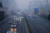 지난해 11월 26일 중국 베이징 시내. 오후 5시를 전후한 시간인데도 스모그 탓에 뿌옇게 변해 버린 거리를 차량들이 전조등을 켠 채 달리고 있다. 베이징=강찬수 기자
