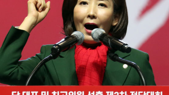 한국당 지지율 30.4%···국정농단 이후 첫 30%대 회복