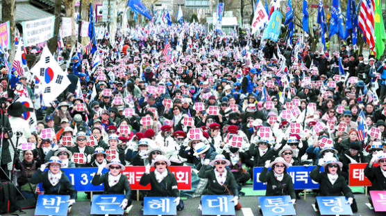 탄핵 2년…민주당 “탄핵부정론에 우려” 한국당 “과거 얘기 이제 그만”