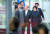사진은 이날 광주지법에 출석한 뒤 귀가하던 전 전 대통령과 부인 이순자 여사가 서울 신촌세브란스 병원 응급실에 들러 진료를 받은 뒤 나오는 모습. [연합뉴스]