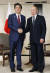  지난해 11월 아베 신조(安倍晋三) 일본 총리(왼쪽)와 블라디미르 푸틴 러시아 대통령(오른쪽)이 싱가포르서 정상회담을 하기에 앞서 악수를 나누고 있다. [연합뉴스] 