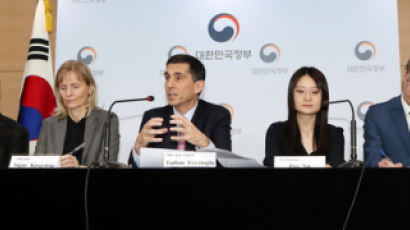 IMF "역풍 맞은 한국 경제, 나랏돈 풀어야"…전문가들 "확장 재정? 성과없다" 반박도