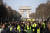 지난달 23일 프랑스 파리에서 열린 노란 조끼 시위. 프랑스 정부가 온실가스 감축을 위해 유류세를 인상하자 지난해 가을부터 주말마다 파리 교외에 거주하면서 장거리 자동차 통근해야 하는 저소득층을 중심으로 시위가 이어지고 있다. [AP=연합뉴스]