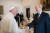 프란치스코 교황(왼쪽)과 예수그리스도후기성도교회 넬슨 회장이 처음으로 만났다. [사진 바티칸]