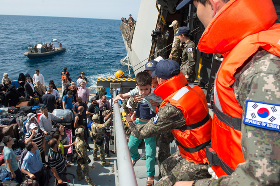 청해부대 16진(문무대왕함)이 2014년 8월 리비아 교민과 외국인 철수를 지원하는 있다. [사진 해군] 