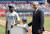 롭 맨프레드(오른쪽) MLB 커미셔너가 지난해 3월 텍사스 -휴스턴 의 개막전에서 유스 아카데미에 참가한 어린 선수들과 기념사진을 찍고 있다. [AP=연합뉴스]