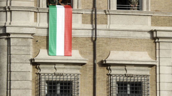 "피해 여성, 남자처럼 생겨 성폭행 불성립" 판결에 이탈리아서 항의 시위