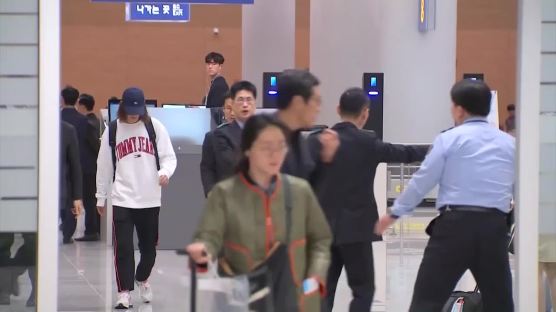 삿대질 하며 "경찰서 가자!"…정준영 귀국에 인천공항 소란