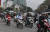 지난 2월 28일 북미 정상회담이 열린 베트남 하노이 중심가 디엔비엔푸 거리에서 오토바이들이 일제히 출발하고 있다. 남정호 기자
